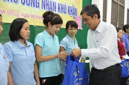 Ho Chi Minh Stadt überreicht 2800 Geschenke an bedürftige Arbeiter